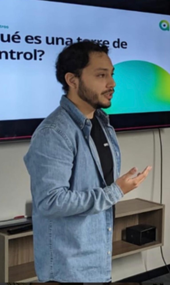 Pedro Tello presentando en una sesión de trabajo